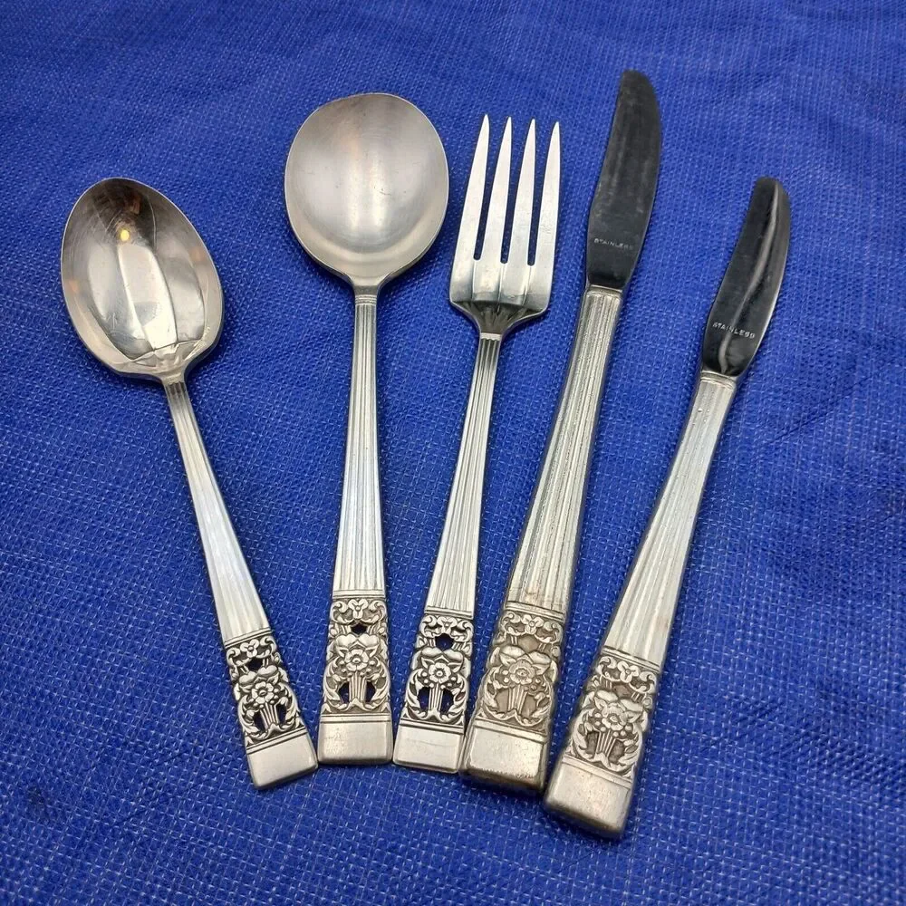 Oneida Community Coronation 1936 Lot 5 Knives, Spoon, Fork Antique Silverplate
